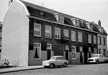 854136 Gezicht op de huizen Leidseveer 98 (links) -106 te Utrecht.